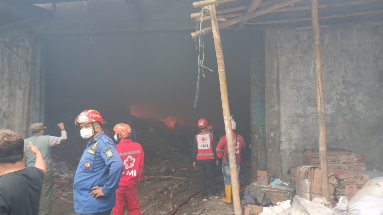 Gudang Rongsok Terbakar di Warudoyong, PMI Siagakan Personil di Lokasi