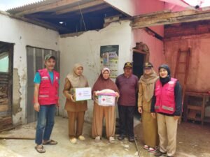 PMI Kota Sukabumi Salurkan Bantuan bagi Korban Rumah Ambruk Akibat Cuaca Ekstrem