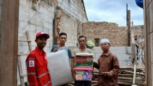 Diguyur Hujan Deras, Rumah Warga Sukabumi Ambruk, PMI Salurkan Bantuan Darurat