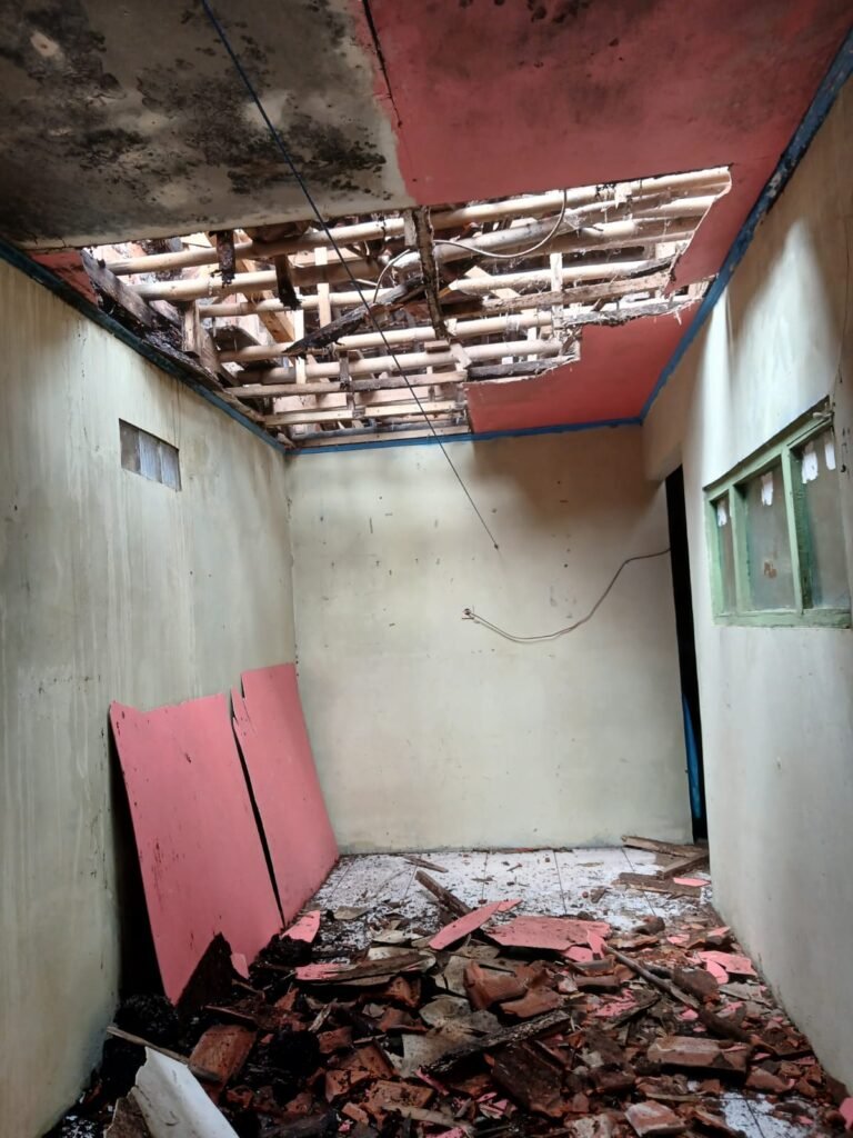 Hujan Deras Picu Atap Rumah Warga di Sukabumi Ambruk, PMI Salurkan Bantuan Darurat