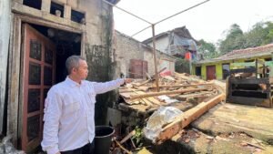 Di Tengah Reruntuhan, Bapak Kamal Menahan Pilu Kehilangan Rumah