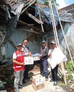 Atap Rumah Ambruk di Sukabumi, PMI Salurkan Bantuan untuk Warga Terdampak
