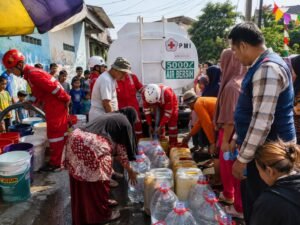 Krisis Air Bersih Meluas, Giliran Warga Kecamatan Cikole Terdampak, PMI Salurkan 5.000 Liter