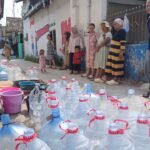 Menunggu Air di Tengah Kekeringan, Warga Rawa Bungur Berjejer Membawa Jeriken