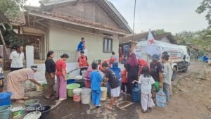 Krisis Air Bersih Belum Usai, PMI Kota Sukabumi Salurkan 5.000 Liter Air untuk Warga Lembursitu